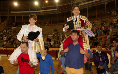 Borja Álvarez y el debutante Jorge Rico abren la puerta grande en la novillada