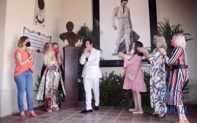 Morante de la Puebla dona al Ayuntamiento un busto de José María Manzanares