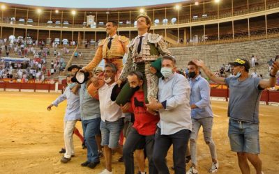 Apoteosis en el homenaje al maestro Manzanares con El Juli y Jose Mari en la primera de Alicante