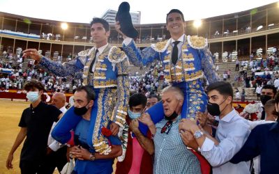 Manzanares y Cayetano en hombros en la segunda de feria
