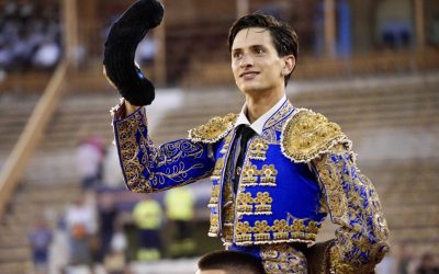 Kevin Alcolado, a hombros en su debut con picadores