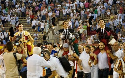 Alicante vibra con los triunfos de El Juli, Roca Rey y Tomás Rufo en tarde de llenazo hasta la bandera