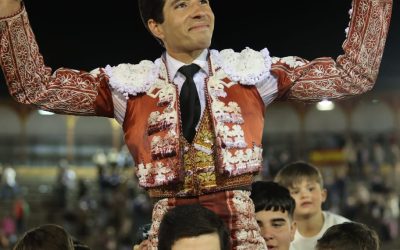 Álvaro Lorenzo, a hombros en una de las tardes más especiales de su vida