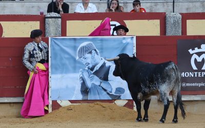 Javier Fernández pasea la única oreja en el emotivo homenaje a Santiago Barrero que inauguró la feria